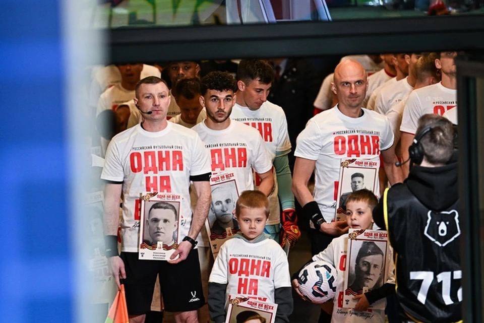 Сергей Галицкий попал в базу экстремистского сайта «Миротворец» Помимо владельца ФК «Краснодар», список пополнили 11 игроков «быков», а также главный тренер Мурад Мусаев и гендиректор Владимир Хашиг. Причина — участие клуба в акции с детьми бойцов СВО перед матчем с ЦСКА в мае. Футболисты тогда вышли на поле с портретами фронтовиков в честь 9 Мая. Комментировать ситуацию в клубе отказались. Источник: Комсомольская правда _____________________________ Есть интересная новость? Присылайте нам Краснодар Сегодня ПРИСЛАТЬ НОВОСТЬ