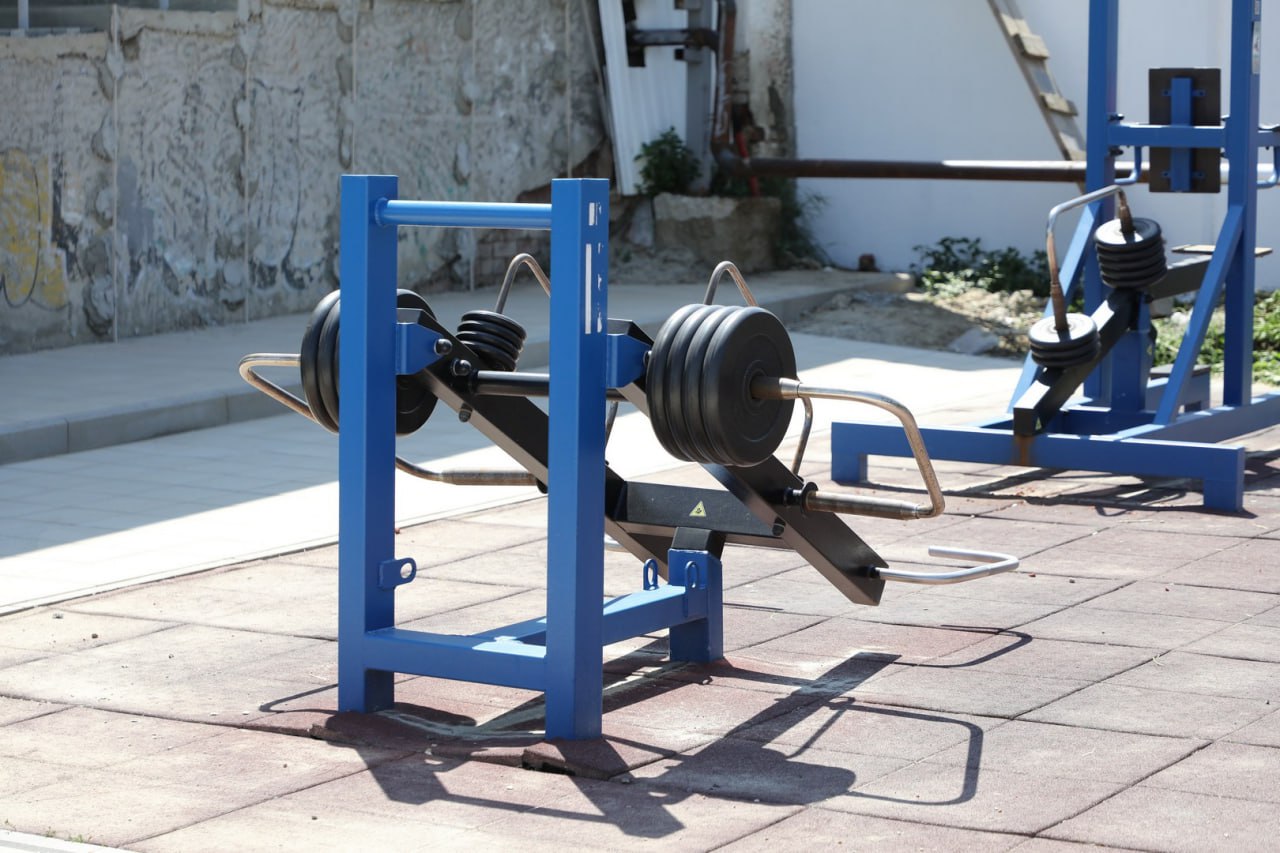 Вениамин Кондратьев В 2026 году планируем построить более 40 спортобъектов Задачи исполнительных органов Краснодарского края на текущий год губернатор обсудил на краевом совещании со своими заместителями руководителями министерств и ведомств региона Необходимо создавать условия для развития детско юношеского спорта Для этого важна современная инфраструктура которую нужно создавать не только в крупных городах но и в небольших хуторах и станицах чтобы каждый ребенок имел возможность заниматься любимым делом рядом с домом укреплять свое здоровье Поэтому в 2026 году мы планируем построить более 40 спортобъектов чтобы привлечь к активному образу жизни как можно больше молодых и талантливых ребят сказал Вениамин Кондратьев Читайте нас в МАХ