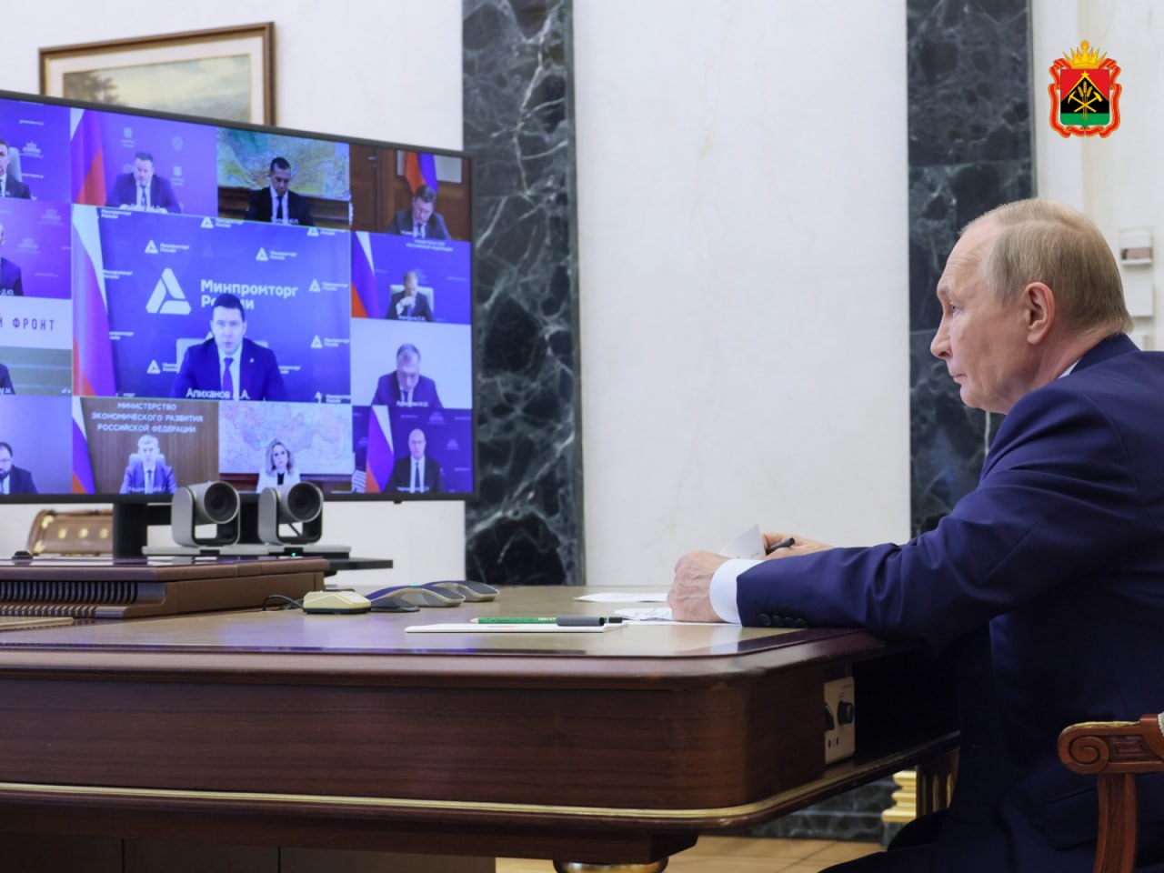 На совещании с Президентом России ОЭЗ Кузбасса отметили как пример диверсификации экономики в стране   Как один из положительных примеров реализации данного механизма Максим Решетников указал Кузбасс.  «Для регионов экономические зоны — это механизм диверсификации экономики. Так, созданная в этом году туристическая особая экономическая зона в Кузбассе, например, призвана снизить зависимость региона от угля», — подчеркнул Министр экономического развития РФ.  В регионе находятся две особые экономические зоны:  промышленно-производственного типа в Топкинском округе и Кемерово;  туристско-рекреационного типа в Таштагольском округе.   В Кемерово создается химический кластер, уже запущено производство жидкой углекислоты и сульфата аммония, а в Топкинском округе планируетя формирование кластера пищевой и иной промышленности.   В ОЭЗ «Горная Шория» реализуются три турпроекта:  сектор B: Спортивно-туристический комплекс с отелями, кафе и зонами отдыха;  сектор E: Пятизвездочный отель с коттеджами;  сектор D: Горнолыжный комплекс в рамках курорта «Новый Шерегеш».   Также планируются проекты «Шермонт» и «Алтын Шор» с апарт-отелями, горнолыжной инфраструктурой и реабилитационным центром для ветеранов СВО. До 2030 года в Шерегеше построят аэропорт и модернизируют инфраструктуру.