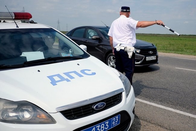 В России вновь предлагают наказывать за превышение средней скорости  В Госдуму вновь внесен законопроект, устанавливающий ответственность за превышение средней скорости. авторами выступили представители Вологодской области.   Законопроект вводит новое понятие – "средняя скорость движения ТС" и уточняет порядок установления факта нарушения и предписывает расчет средней скорости с учетом координат начальной и конечной точек контролируемого участка, а также времени нахождения автомобиля на нем.   В пояснительной записке отмечается, что средняя скорость фиксируется только на специально оборудованных участках трасс, где традиционно регистрируется высокая частота аварий и нарушений ПДД.   Штрафовать автомобилистов предполагается на основании показаний сертифицированных приборов фотофиксации, оснащенных функцией видеорегистрации.  Сейчас штрафы накладываются за мгновенную фиксацию превышения скорости камерами видеонаблюдения.  Подробности - в материале "Российской газеты"  Фото: РИА Новости