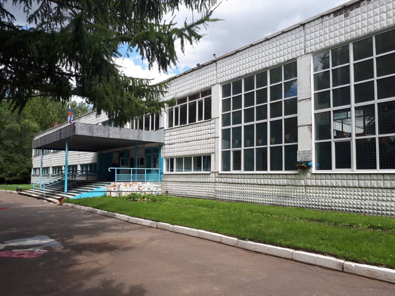 Еще в одной городской школе проведут капитальный ремонт Речь идет о средней образовательной школе № 47 с углубленным изучением отдельных предметов, расположенной по адресу: ул. Ватутина, 13к.1. Отремонтируют фасад, кровлю, санузел и произведут замену окон. Закончить работы должны в декабре этого года. Договор с подрядчиком будет заключен до конца июля, после чего он зайдет на объект.