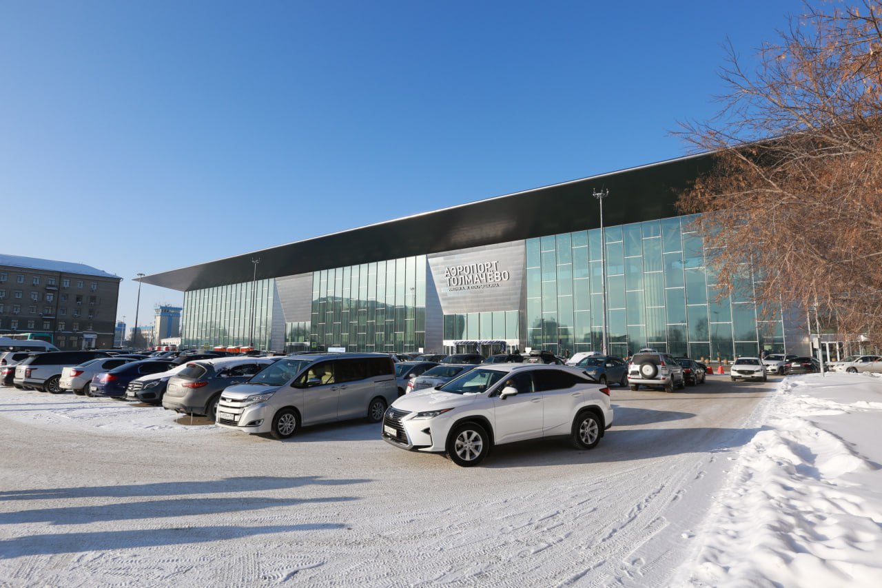 Красивый парк перед аэровокзалом в Толмачёво откроют летом 2026 года Третью взлётно посадочную полосу построят к 2029 году Международный терминал А снесут чтобы возвести на его месте новое здание На площади перед аэровокзалом разобьют парковую зону Частично благоустройство участка уже выполнили подрядчик вновь приступит к работам когда сойдёт снег Перспективы строительства нового международного терминала связаны со второй очередью реконструкции аэропортового комплекса В течение 2025 года совместно с проектировщиками мы отработали несколько вариантов концепции развития В ближайшее время будет выбрана одна из них утверждена акционерами и по ней мы пойдём развиваться рассказал заместитель гендиректора холдинга Новапорт Константин Фуряев Подписаться на канал