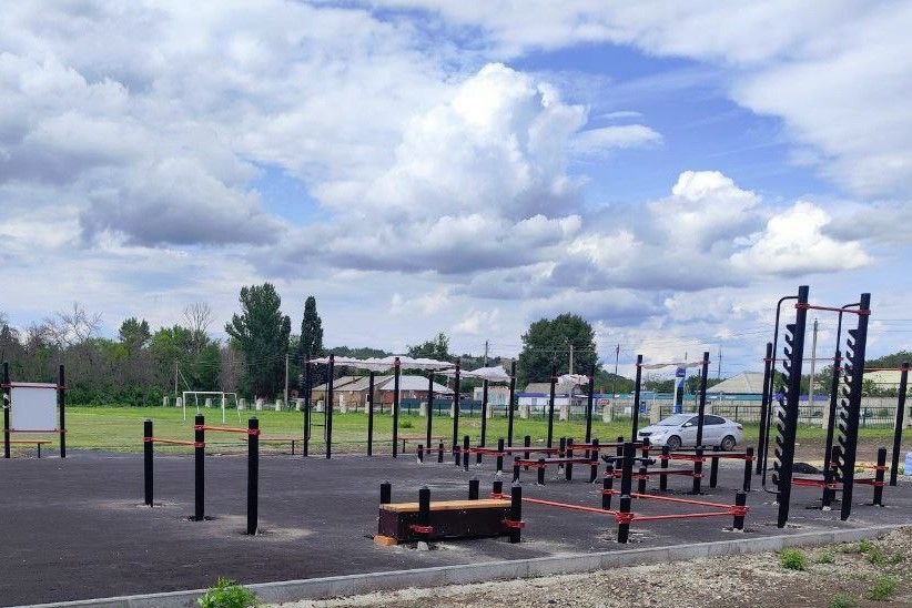 В Ростовской области построят десять малых площадок ГТО. Об этом сообщает пресс-служба правительства региона.  Возведение новых объектов стало возможно благодаря федеральному проекту «Развитие физической культуры и массового спорта». Стоимость работ почти 30 миллионов рублей. За эти деньги подготовят специальное основание, установят гимнастические скамьи, турники, брусья и мишени.   Спортивные площадки будут привязаны к центрам тестирования ГТО и доступны местным жителям для занятий физкультурой.  Фото: правительство Ростовской области    Подписаться    Прислать новость