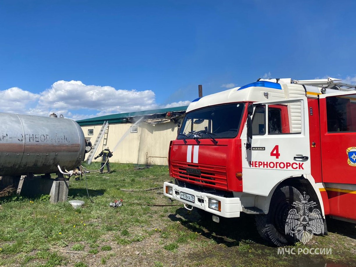 В Черногорске едва не сгорел завод Огонь охватил каркасное здание завода по утилизации биологических отходов вчера днем в Черногорске. Когда пожарные прибыли к месту вызова, горели крыша, утеплитель и стены здания на площади 150 квадратных метров. На месте вызова находился директор предприятия. С открытым огнем пожарные МЧС России справились за 29 минут. К пожару привело короткое замыкание проводки. Три раза пожарные выезжали на тушение мусора и два раза на тушение палов травы. Вести. Хакасия Подписаться