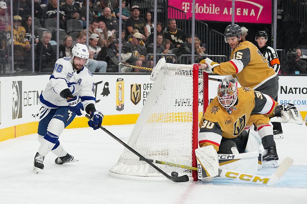 Кучеров стал первой звездой матча против Вегаса Никита забросил две шайбы и сделал голевую передачу а Тампа выиграла со счётом 6 3 Иван Барбашев поучаствовал во всех голах своей команды тоже набрав 2 1 Овечкин и Малкин сегодня с голевыми передачами у Александра две у Евгения одна Питтсбург обыграл Вашингтон 5 3 Малкин первым среди россиян набрал 20 очков в этом сезоне news matchtv Candice Ward Getty Images