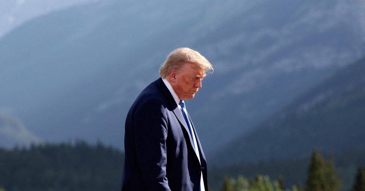 Президент США Дональд Трамп призвал назначить специального прокурора для расследования выборов 2020 года, в которых победил Джо Байден Об этом господин Трамп написал в соцсети Truth Social. Байден был совершенно некомпетентен, и выборы 2020 года были полностью сфальсифицированы,— написал он, отметив, что есть «масштабнейшие и убедительнейшие доказательства этого». По мнению Трампа, на этом основании должен быть назначен специальный прокурор, который все проверит. Нельзя, чтобы такое опять происходило в Соединенных Штатах Америки! — заявил он.