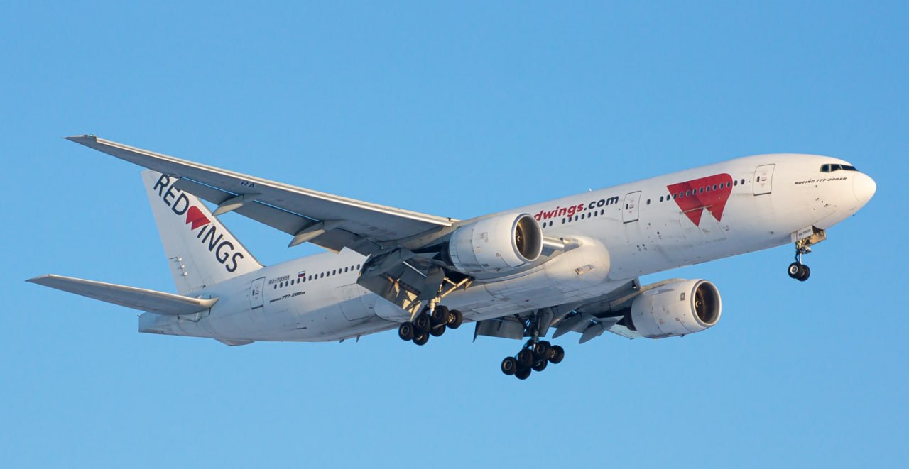 Россияне почти три дня не могут улететь со Шри Ланки из за отсутствия свободных самолётов у авиакомпании Части туристов пришлось за свой счёт снимать отель и оплачивать такси в аэропорт По информации SHOT рейс компании Red Wings из Хамбантоты в Москву перенесли с 18 го на 21 декабря Как рассказали туристы представители перевозчика сообщили им что всему виной стало отсутствие свободных дальнемагистральных самолётов Boeing 777 которые могли бы выполнить рейс в российскую столицу Один из них должен был прилететь на Шри Ланку накануне однако он вернулся в аэропорт Новосибирска через час после вылета Ещё два самолёта сейчас находятся в аэропорту Домодедово один из них не летает с 12 декабря другой с 15 декабря Из за этого вылет пришлось отложить на три дня Рейс за 18 декабря был отменён а за 19 декабря перенесли на 21 е Некоторые из пассажиров жалуются что перевозчик не смог предоставить им проживание так как гостиницы забиты и им пришлось снимать отели за свой счёт Задержан также вылет рейса из Москвы на Шри Ланку из за чего некоторые были вынуждены отменить поездку так как планировали её аккурат до новогодних праздников В авиакомпании заявили что причиной корректировки расписания стала вынужденная посадка и поломка самолёта при вылете из Новосибирска Борт вернулся в аэропорт из за срабатывания системы индикации в кабине пилотов Ранее мы рассказывали что из за поломки Red Wings российские туристы застряли в Таиланде Ещё одна проблема с бортом перевозчика случилась сразу после вылета из Москвы в Таиланд У Boeing 777 загорелся двигатель из за чего самолёт экстренно вернулся в Домодедово SHOT в MAX   max ru shot