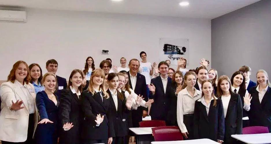 Призовые региональные выплаты победителям Всероссийской олимпиады школьников увеличили вдвое Призёры тоже не в обиде С самого раннего возраста ценим достижения ленинградцев Это вклад в будущее региона Подписал постановление которое начнет действовать с 1 сентября 2026 года  Победителям 540 000 рублей было 240 000  Призёрам 300 000 рублей было 120 000 И если ребята побеждают сразу в нескольких дисциплинах премии начисляются по каждому предмету Но деньги только начало Предоставляем для победителей и призеров олимпиад Право на поступление в вуз без экзаменов Помощь в трудоустройстве на предприятия региона Где родился там и пригодился