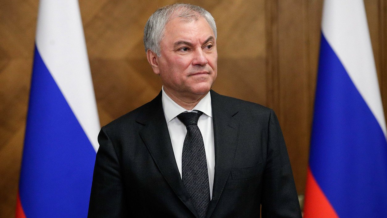 Иноагентов будут привлекать к ответственности по всем видам административных статей На следующей неделе рассмотрят законопроект, предусматривающий усиление административной ответственности в отношении иноагентов и тех, кто находится за границей. За совершение ими за пределами России правонарушений, направленных против ее интересов, предлагается привлекать к ответственности по всем видам административных статей. В том числе: пропаганда или публичная демонстрация нацистской атрибутики или символики; дискредитация Вооруженных Сил Российской Федерации; злоупотребление свободой слова и распространение фейков; несоблюдение обязанностей владельца социальной сети. Чтобы они не могли уклониться от исполнения решения суда, будет предусмотрен арест их имущества. Находясь за пределами России, те, кто совершает любые действия, направленные против нашей страны, ее суверенитета и безопасности, должны за них отвечать по законам Российской Федерации, - отметил спикер Госдумы Вячеслав Володин. Прислать новость