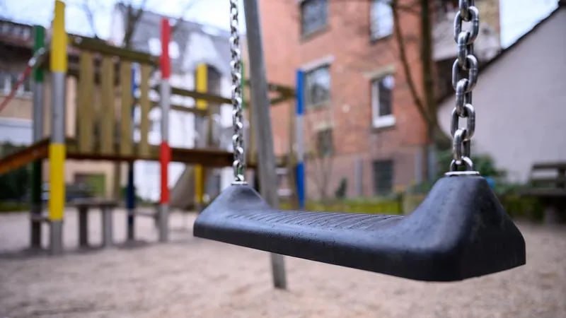 300 тысяч рублей выплатили семье мальчика, получившего травму на детской площадке в Охотском районе Летом прошлого года на 10-летнего мальчика упало баскетбольное кольцо, установленное на детской площадке. Как оказалось, конструкция не была закреплена. Ребенок получил травмы и долгое время проходил лечение. Мама пострадавшего обратилась в администрацию Охотского района и потребовала компенсацию за моральный ущерб, однако ей отказали. В ситуацию вмешалась районная прокуратура. Ведомство провело проверку и вынесло представление органу местного самоуправления. В результате семье пострадавшего выплатили 300 тысяч рублей. Будь в курсе событий.