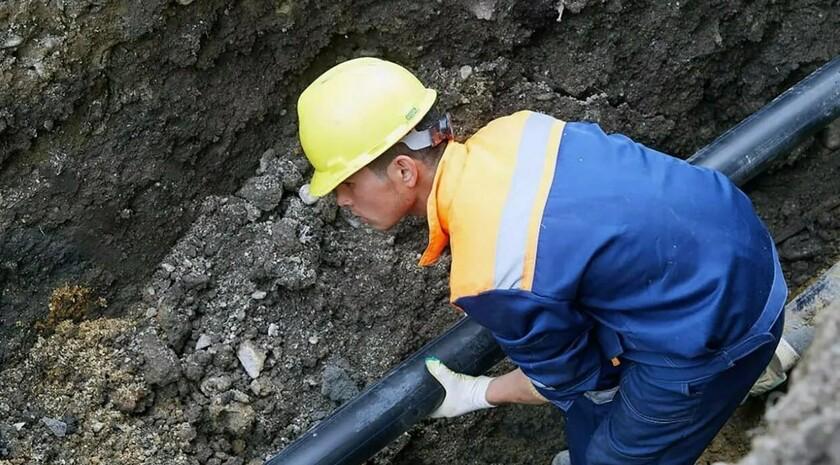 Власти ЛНР рассматривают все возможные варианты для улучшения водоснабжения в Антраците и Красном Луче Об этом на брифинге в ЛуганскИнформЦентре сообщил председатель комитета Народного Совета ЛНР по строительству жилищно коммунальному хозяйству энергетике и транспорту Геннадий Тараканов На сегодня ситуация непростая и Главой ЛНР Леонидом Пасечником даны все необходимые указания рассматриваются все варианты улучшения водоснабжения На период пока выполняются все технические работы будет увеличено количество водовозов чтобы людей снабжать водой в Красном Луче и Антраците проинформировал он Депутат отметил что среди рассматриваемых возможностей очищение шахтных вод растампонирование скважин у пруда Совхозный а также ускорение работ по ремонту старого водовода новое техническое решение по уменьшению давления установка дополнительной насосной станции Кроме того в будущем году будут ускорены работы по вводу в эксплуатацию нового водовода Мы в MAX