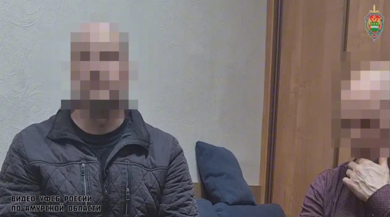 Житель Амурской области обвиняется в госизмене в пользу Украины Сотрудниками управления ФСБ по Амурской области пресечена противоправная деятельность местного жителя, причастного к совершению государственной измены в форме оказания иной помощи Украине в деятельности, направленной против безопасности РФ. По данным следствия, амурчанин по заданию украинских спецслужб намеревался принять участие в боевых действиях против Вооруженных Сил России, а также совершить диверсионно-террористический акт на участке Транссибирской магистрали. Мужчина установил контакт в мессенджере с представителем украинской террористической организации. Продолжение