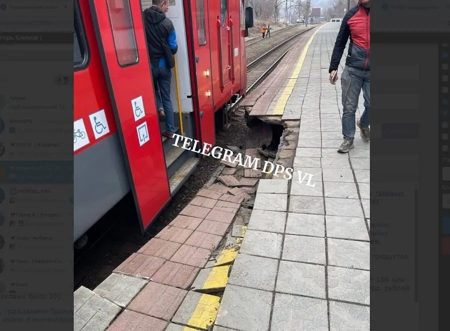 Перрон с пассажирами обрушился на железнодорожной платформе во Владивостоке Часть перрона обрушилась на железнодорожной платформе Луговая во Владивостоке утром в пятницу 17 апреля Пострадали люди садившиеся в электричку ПОДРОБНЕЕ НА PRIMPRESS PRIMPRESS в MAX ДЗЕН ЧАТ БОТ