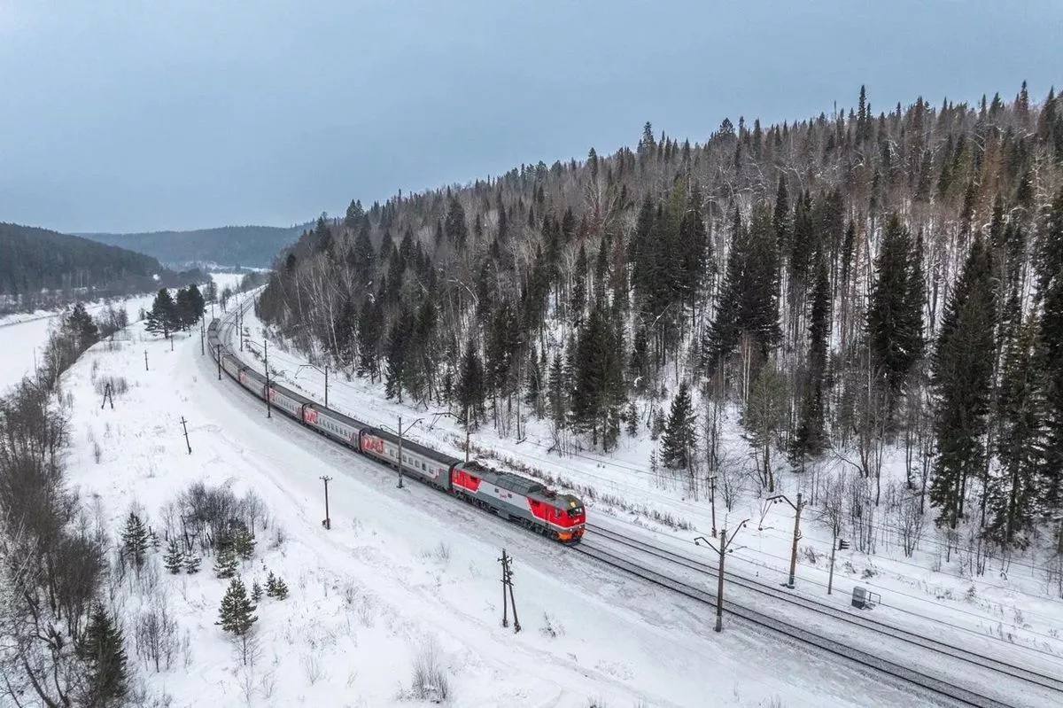Названы даты отправления из Краснодара поезда Зимняя сказка в Великий Устюг и Нижний Новгород РЖД запускает праздничный поезд Зимняя сказка который соединит юг и север страны Он отправится из Минеральных Вод в Великий Устюг и Нижний Новгород и совершит четыре праздничных рейса Поезд отправится из Минеральных Вод 7 15 23 декабря и 2 января из Краснодара 7 15 24 декабря и 3 января а из Ростова на Дону 8 16 24 декабря и 3 января Стоимость билетов от 8 953 рублей в плацкарте от 39 348 в купе и от 61 437 рублей в СВ Экскурсии оплачиваются отдельно Кубанские Новости Мы в MAX