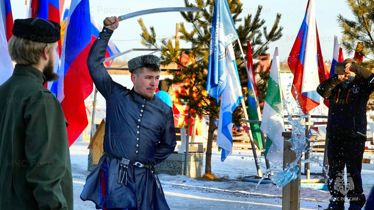 «Нехолодно» - безопасно и зрелищно!   Фестиваль зимней аквакультуры «Нехолодно» прошел в эти выходные в Тюмени. На межрегиональный Кубок по зимнему плаванию, прошедший в рамках фестиваля, собрались местные спортсмены, представители 19 регионов страны и Республики Беларусь. Мероприятие приурочено ко Дню Героев Отечества, который отмечается 9 декабря.    Гости фестиваля приняли участие в казацких игрищах и забавах: хороводах, фланкировке шашкой и разрубании бутылок с водой. Курсанты Тюменского высшего военно-инженерного ордена Кутузова командного училища имени маршала инженерных войск А. И. Прошлякова продемонстрировали элементы спецподготовки в ледяной воде, метали ножи в цель, показали инсценировку боевых действий.