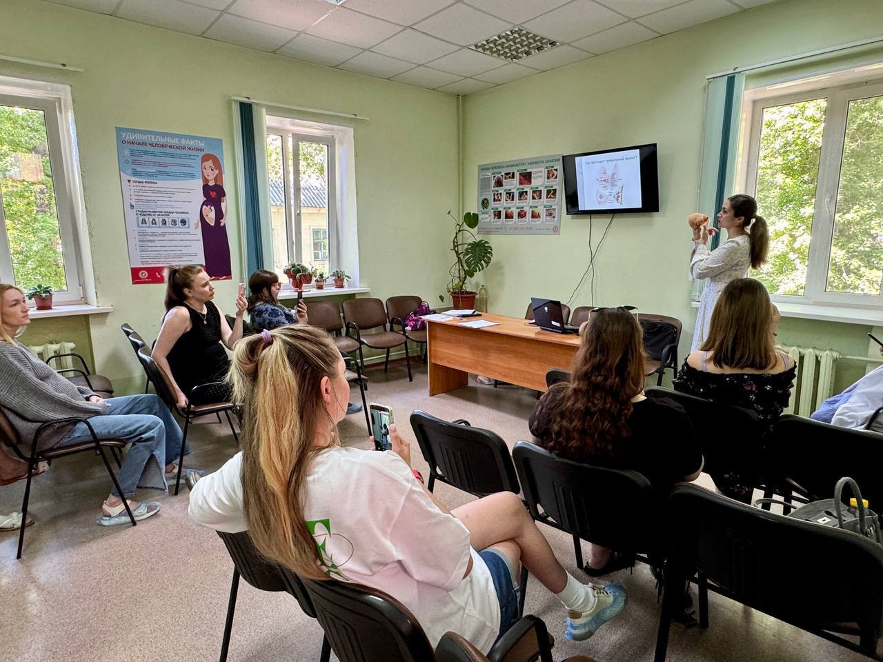 В женской консультации Центральной клинической медико-санитарной части прошли мероприятия для беременных женщин в рамках недели нацпроекта «Семья».   26 мая состоялась «Школа будущих мам». Врач-гинеколог Лариса Лебедева рассказала о правилах сдачи анализов, причинах возникновения отеков у беременных и способах их предотвращения. Практическую часть занятия провела специалист по грудному вскармливанию Юлия Железнова, которая объяснила основы лактации.   29 мая состоялся круглый стол «Радость материнства», на котором выступили эксперты из разных областей.  Также специалисты рассказали о мерах социальной поддержки, стимулирующих рождаемость в Ульяновской области.   Особое внимание было уделено новому проекту – пункту проката предметов первой необходимости для новорожденных. Программа, запущенная 1 мая 2025 года. Более подробную информацию о необходимых документах можно получить в отделении соцзащиты по месту жительства.  В рамках круглого стола также прошла акция «Дети не летают!», направленная на профилактику травм и смертельных случаев, связанных с падением детей из окон.  В завершение встречи все участницы получили полезные подарки и информационные материалы, которые помогут им увереннее пройти путь к материнству.
