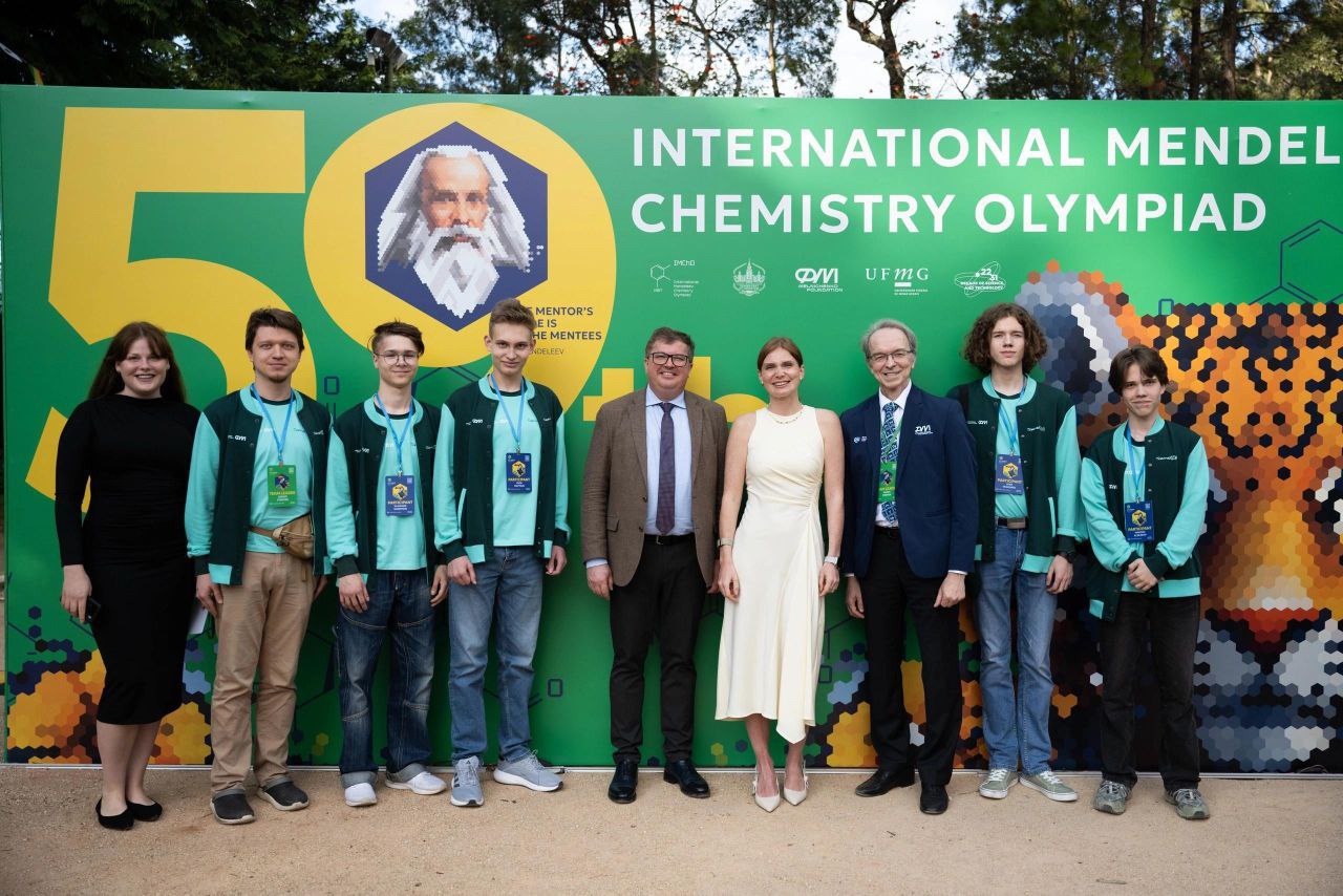 Юные кузбасские химики покорили международную олимпиаду в 2025 году Министр просвещения РФ Сергей Кравцов и заместитель Председателя Правительства России Дмитрий Чернышенко рассказали об итогах участия российских сборных школьников в международных олимпиадах Убедительные успехи наших школьников в этом году рост числа медалей и расширение географии участия в интеллектуальных турнирах наглядно говорят о повышении качества российского образования по разным предметным областям и результате системной работы по выявлению и поддержке талантливых ребят прокомментировал Сергей Кравцов Напомним в этом году в городе Белу Оризонти Федеративной Республики Бразилия подвели итоги 59 й Международной Менделеевской олимпиады школьников по химии Россию представили победители Всероссийской олимпиады школьников по химии 2024 25 учебного года В их число вошли и юные учёные из Кемерова и Киселёвска Иван Тесленко воспитанник Центр талантов Киселёвск УникУм и обучающийся киселёвской школы 28 забрал серебро в неофициальном зачёте а Владимир Шарыгин воспитанник Центра талантов Кемерово УникУм и обучающийся кемеровского Городского классического лицея получил бронзу в неофициальном зачёте Гордимся БудущееКузбасса Подписаться в MAX