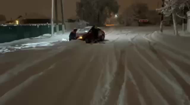 Госавтоинспекция помогает водителям в сложных ситуациях на дорогах Кубани и Ростовской области