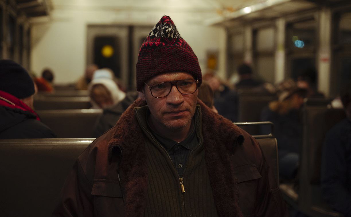 Актер из Поронайска снялся в крупном федеральном проекте Уроженец Сахалина Евгений Харитонов сыграл в детективном триллере Резервация 16 премьера которого состоится 1 февраля в онлайн кинотеатре КИОН от МТС Сериал стал первой экранизацией фантастического романа Станислава Гимадеева Принцип четности Главные роли сыграли популярные российские актеры Денис Шведов Филипп Янковский Екатерина Волкова и многие другие Евгений Харитонов родился в Поронайске Сахалинской области До того как стать актером он учился в железнодорожном училище и почти год водил поезда из Поронайска в Южно Сахалинск В 1998 году он окончил Сахалинское театральное училище Работал в Сахалинском Астраханском Тамбовском Пензенском драматических театрах затем играл в Гоголь центре Также у Евгения Харитонова обширная фильмография роли в Брестской крепости Мир Дружба Жвачка ГДР Лихих и многих других российских фильмах и сериалах