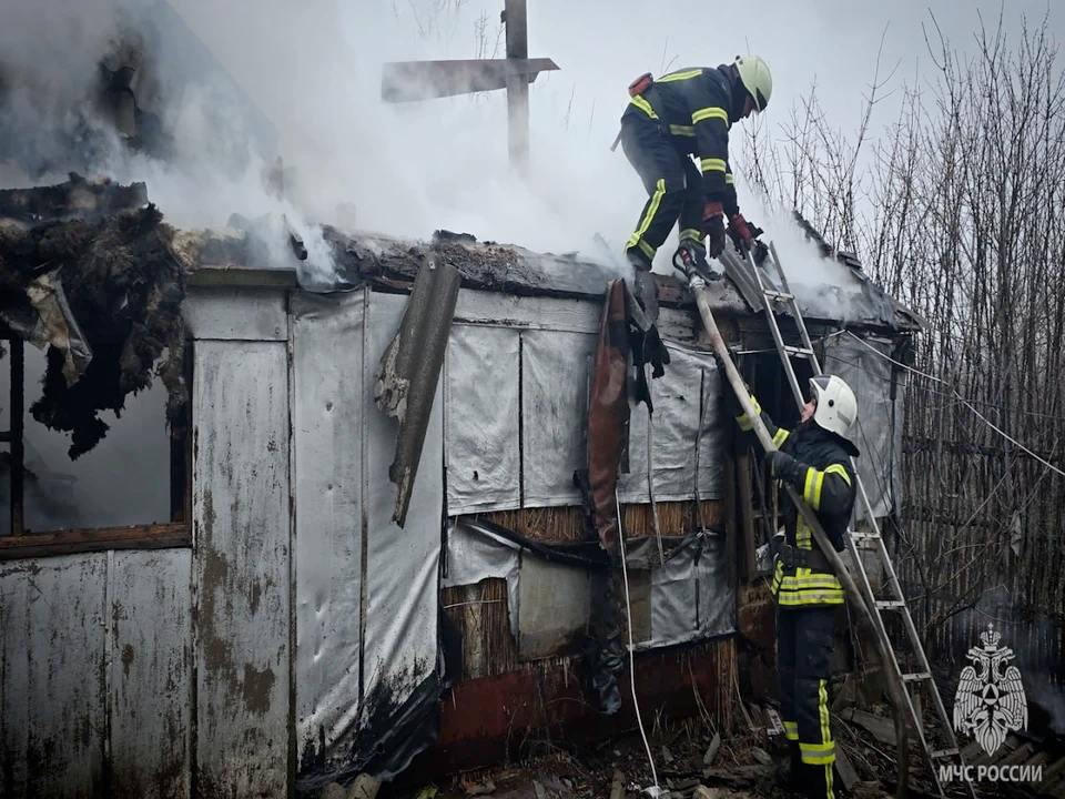 В Меловском районе произошел пожар    В селе Дзержинское Меловского района произошёл пожар. Возгорание случилось на частном подворье.  Спасатели прибыли на место происшествия и почти за два часа потушили пожар. Им удалось не допустить, чтобы огонь перекинулся на другие постройки. Пожар уничтожил крышу и стены хозяйственной постройки.  - Жертв и пострадавших нет, - отметили в МСЧ России.