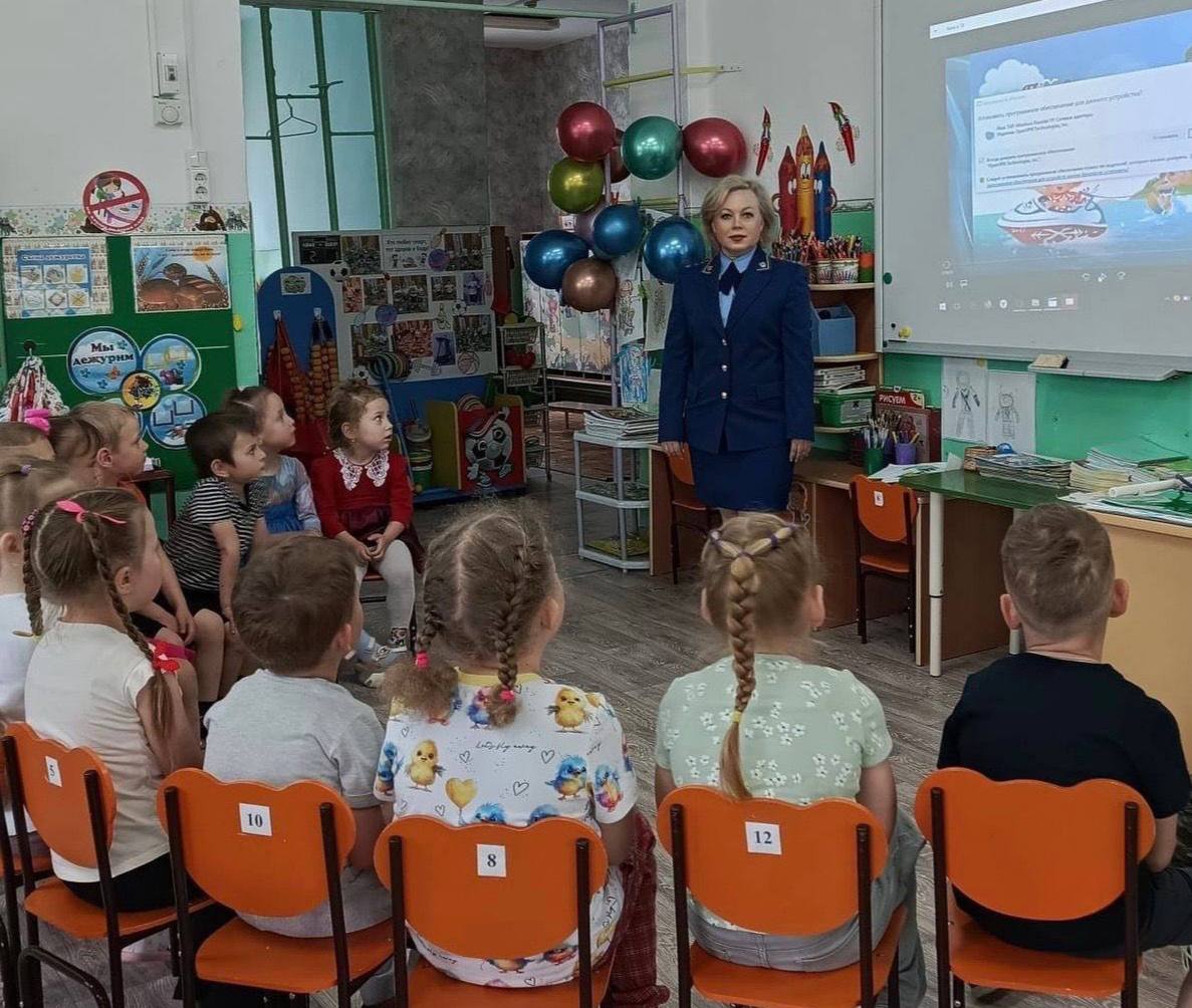 Осетровской транспортной прокуратурой проведена встреча с воспитанниками дошкольного образовательного учреждения В целях профилактики детских происшествий на воде в летнее время года старшим помощником Осетровского транспортного прокурора Натальей Жженых проведена лекция для воспитанников детского сада «Солнышко» в городе Киренске. Детям рассказали о правилах безопасного поведения на воде, последствиях их нарушения. В конце мероприятия ребятам показали тематический фильм.