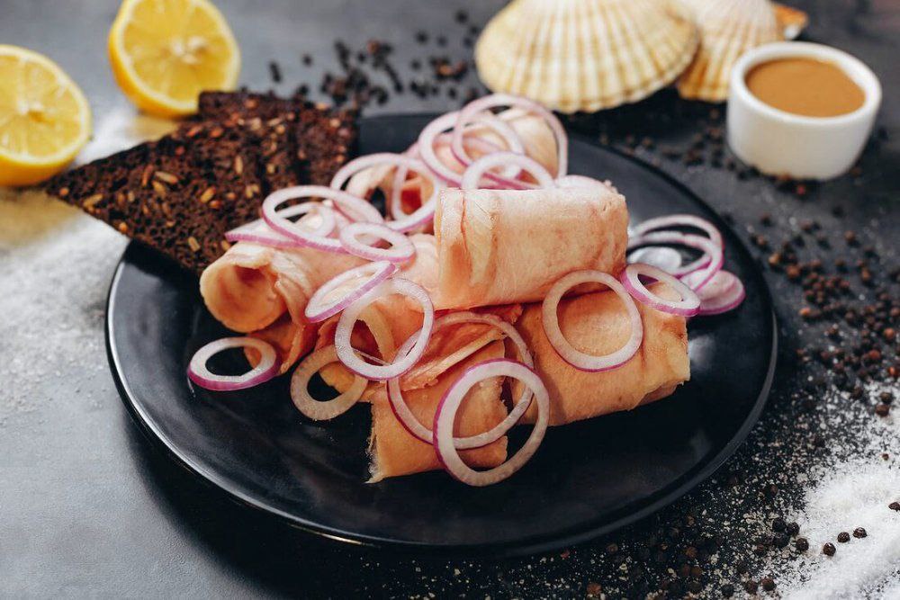 В России формируют список блюд для национального ГОСТа русской кухни нацстандарт может стать драйвером гастротуризма Роскачество и Минпромторг планируют утвердить национальный стандарт русской кухни до конца 2026 года В ГОСТ войдут около 300 блюд от кваса и сбитня до региональных вариантов щей и блюд советского периода В 2026 году уже вступил в силу ГОСТ на блюдо татарской кухни чак чак В Роскачестве отмечают что новый ГОСТ будет учитывать региональные особенности приготовления блюд в которых предусмотрены разные варианты состава и технологии например щей Эти различия планируется подробно описать в стандарте Окончательный перечень блюд сформируют с участием экспертов представителей индустрии гостеприимства и рабочей группы Минпромторга по популяризации русской кухни Ведомство ожидает что ГОСТы станут опорой для развития гастрономического туризма стандарты зададут базовые рецепты обеспечат единый образ национальных блюд для туристов и при этом оставят пространство для авторской подачи и локальных особенностей В список уже стандартизированных или готовящихся к включению блюд входят позиции кухонь разных народов России от холодца и чак чака до строганины и дальневосточных деликатесов Из блюд северной и дальневосточной кухни в подбору вошли Строганина из свежемороженой рыбы нельма чир муксун омуль подаваемой тонкими ломтиками с солью и перцем Цена 1200 5500 руб Оленина северных регионов Якутия Ямал Чукотка употребляемая в вареном жареном вяленом и мороженом виде и используемая в супах вторых блюдах и строганине Цена 1100 6000 руб Камчатский краб дальневосточный деликатес с крупным сладковатым мясом конечностей и брюшка в вареном консервированном и замороженном виде Цена 2500 12500 руб Трепанг морской огурец широко используемый на Дальнем Востоке и в азиатской кухне после длительной варки сушки или маринования Цена 1200 8800 руб Создание национального ГОСТа русской кухни превращает гастрономию в инструмент развития туризма и мягкой силы стандартизация базовых рецептов при учёте региональных различий формирует единый узнаваемый гастрономический бренд России а включение местных блюд и деликатесов повышает их статус и маркетинговую привлекательность для регионов 250 млрд рублей планируют вложить в туротрасль ДФО региону не хватает инфраструктуры Турпоток на Дальнем Востоке вырос на 22 в 2025 году в какие регионы едут больше всего Круизные компании расширяют программы путешествий по Дальнему Востоку в 2026 году Тихий туризм в тренде природа и спокойный отдых усиливают интерес к Дальнему Востоку Четыре новых автомаршрута появились на портале Путешествуем рф один из них на Дальнем Востоке Главное про Дальний Восток