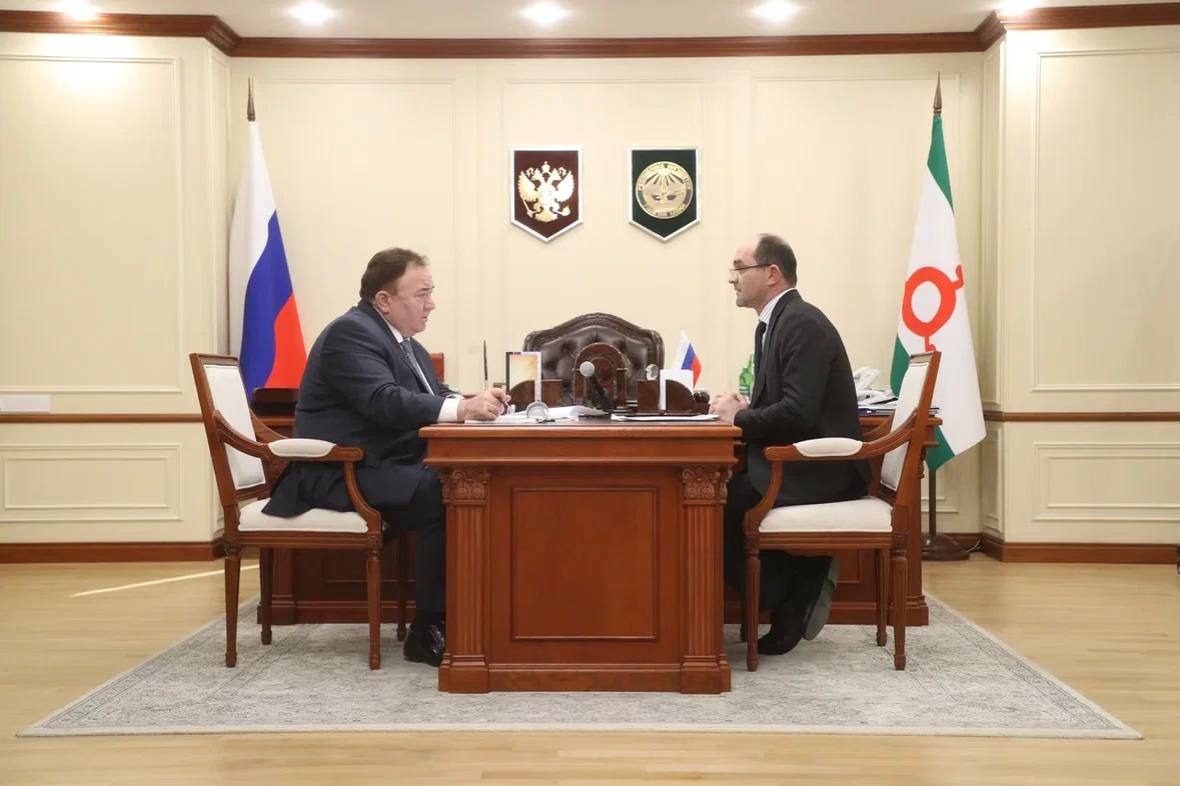 В ходе рабочей встречи с мэром Карабулака Ахмедом Дидиговым обсудили итоги работы за год и приоритетные задачи на ближайший период Основное внимание уделили вопросам образования здравоохранения развития спорта и поддержке семей участников СВО В городе функционируют 16 образовательных учреждений в которых обучаются более 5 5 тысячи детей Уже сегодня школы работают с высокой нагрузкой поэтому необходимо заранее предусмотреть строительство новых объектов и расширение действующих учебных зданий Отдельного внимания требует состояние городской больницы Здание устарело и не соответствует современным стандартам Администрацией города выделен земельный участок под строительство новой поликлиники на 300 посещений в смену Этот объект имеет первостепенное значение поэтому поручил ускорить подготовительные процедуры чтобы в кратчайшие сроки приступить к строительству Параллельно развивается спортивная инфраструктура В городе появились новые спортивные площадки и мини стадионы в ближайшее время начнётся строительство физкультурно оздоровительного комплекса в первом микрорайоне Поддержка участников СВО и их семей остаётся постоянным приоритетом Предоставляются земельные участки реализуются социальные и материальные меры поддержки В образовательных учреждениях установлены Парты Героя увековечено имя Героя России Адама Хамхоева Карабулак остаётся одним из центров промышленной и общественной жизни республики Здесь живут инициативные и трудолюбивые люди Наша задача создать условия которые позволят сохранить и приумножить этот потенциал обеспечив комфортную среду для жизни работы и развития Именно на этом будут сосредоточены дальнейшие усилия Подписывайтесь на мой канал в МАХ