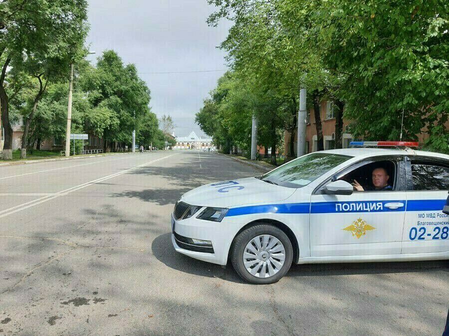 В Благовещенске временно перекроют Тополиную и Станционную. Этот участок, а также территория привокзальной площади станции Благовещенск на Станционной – Островского станут недоступными на три дня.  Это связано с приездом на ж/д вокзал уникального передвижного музея «Поезд Победы», который рассказывает о событиях Великой Отечественной войны. В прошлом году локомотив дополнили вагоном, повествующим о военных трибуналах над нацистами. Посетить передвижную выставку благовещенцы могут бесплатно. Необходима лишь предварительная регистрация, которая уже закончилась.  Проехать в районе железнодорожного вокзала нельзя будет: 23 сентября с 09:00 до 19:00; 24 сентября с 09:00 до 19:00; 25 сентября с 09:00 до 15:30. Ограничения не влияют на движение автобусов по маршрутам, сообщили в городской администрации.