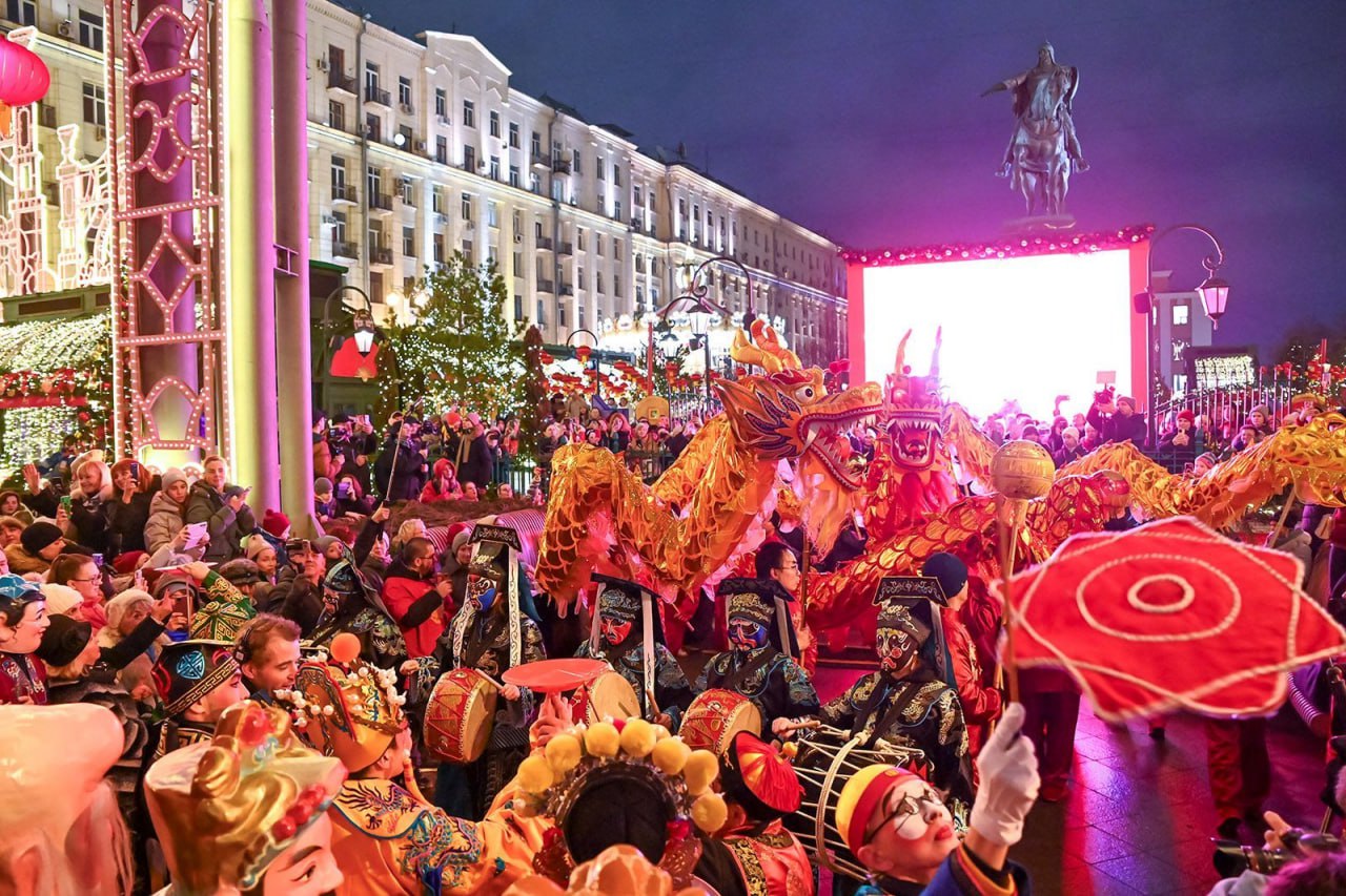 В 2026 году Москва в третий раз официально отметит Новый год по восточному календарю Фестиваль Китайский Новый год в Москве пройдет с 16 февраля по 1 марта сообщили в комитете по туризму столицы В город приедут более 100 артистов из Пекина и провинций Гуандун Хайнань Хэнань Внутренняя Монголия и Чжэцзян Они покажут китайскую оперу народные танцы акробатику боевые искусства и проведут мастер классы Основные площадки Манежная площадь и переход к площади Революции Там заработает почта для открыток а также стилизованный экспресс Москва Пекин для лент желаний Мероприятия пройдут на Болотной площади в Московском зоопарке кинопарке Москино Центральном детском магазине гастроквартале Три вокзала Депо на колесе обозрения Солнце Москвы и в отеле Soluxe Hotel Moscow С 1 февраля стартует фотоконкурс Китайского культурного центра Шесть победителей поедут в тур по Китаю с проживанием питанием перелетом и культурной программой Прием фото до 6 марта включительно moscowlenta