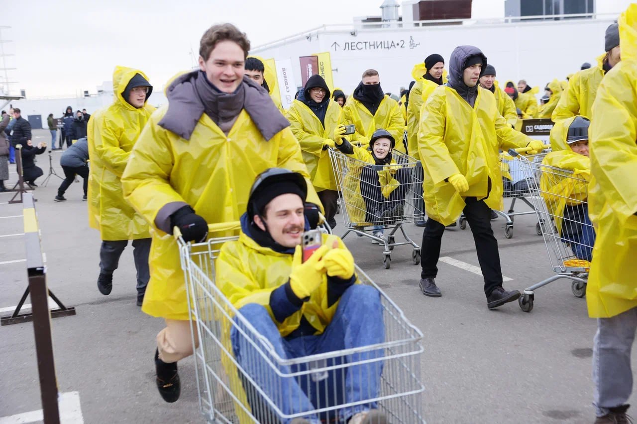 В День онлайн предпринимателя прошли необычные гонки на продуктовых тележках 300 участников из e commerce логистики и финтеха преодолели трассу ради объединения отрасли День онлайн предпринимателя отмечается в России с 2023 года в первый четверг после Черной пятницы Рекорд России и стран БРИКС установили Т Бизнес и торговый комплекс Садовод В заезде приняли участие 300 человек они использовали 100 продуктовых тележек Радио РБК