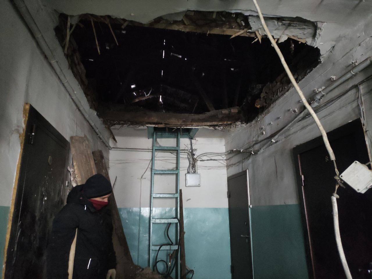 Режим угрозы ЧС могут ввести после обрушения потолка в доме на Спартаковцев Потолок в аварийном доме рухнул во время ремонта по замене шифера рассказали в прокуратуре Сейчас рассматривается вопрос о введении режима угрозы ЧС Жителям предлагают временно переехать в маневренный фонд Прокуратура организовала проверку В ведомстве пояснили что за счет средств городского бюджета проведут обследование несущих конструкций здания после чего станет понятно можно ли в доме сделать ремонт или его необходимо расселить Двухэтажный дом 1954 года постройки признали аварийным в 2019 году ввиду его изношенности на 60 Расселить его должны до 2035 года Это Борус Люди