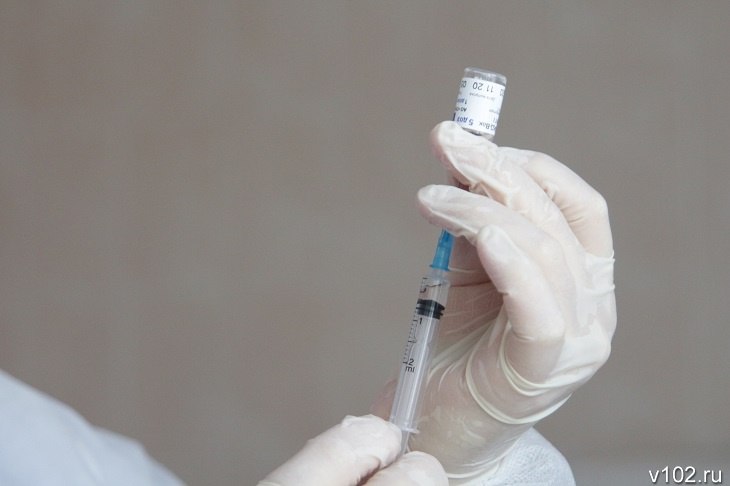 Депутаты Госдумы планируют включить вакцинацию от менингококковой инфекции в общий календарь прививок, обязательных для населения. Об этом сообщили в «Парламентской газеты» со ссылкой на рабочее совещания комитета ГД по охране здоровья 15 июля, передает V102.RU. В процессе совещания член комитета Александр Румянцев отметил, что включение прививки в список обязательных правительством планировалось, но откладывалось из-за вопроса финансирования и отсутствием вакцин, которые бы полностью обеспечивали защиту от инфекции детей до пяти лет.