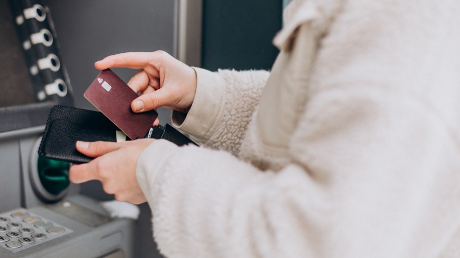 Осторожно новый обман Аферисты выманивают SMS коды под видом списания долгов Мошенники начали массовую рассылку писем и сообщений с предложением списать долги через МФЦ в рамках государственной программы В таких сообщениях содержится ссылка ведущая на фишинговый сайт который имитирует официальный ресурс На этой странице пользователю предлагают пройти тест чтобы оценить шансы на аннулирование имеющейся задолженности Для получения результатов анализа требуется ввести код авторизации который приходит в SMS сообщении на телефон жертвы Эксперты обращают внимание что никаких государственных программ по автоматическому списанию долгов через МФЦ или иные учреждения не существует Единственный легальный механизм освобождения от долговых обязательств предусмотрен Федеральным законом 127 ФЗ О несостоятельности банкротстве Переход по ссылке и ввод кода из SMS приводит к компрометации банковских счетов или иных привязанных к номеру телефона сервисов iguides