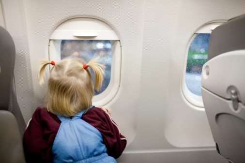 Детей в самолётах снова разрешат отсаживать от родителей Минтранс конкретизировал правила размещения в самолётах родителей с детьми. Изначально в рамках борьбы с «рассаживанием» в январе ввели новые правила, в соответствии с которыми ребёнок должен был сидеть исключительно на соседнем кресле со взрослым пассажиром – в отличие от ранее действовавших ФАП, где говорилось о том, что авиакомпания «должна принять все возможные меры» для этого. Соответственно, если это было невозможно, то ребёнка могли посадить отдельно. Теперь же, если количество детей, летящих с одним взрослым, больше, чем мест в одном ряду, перевозчик должен определить их на том же ряду через проход или на соседних рядах, находящихся непосредственно перед или за сопровождающим, но в соответствии с классом обслуживания и с соблюдением требований безопасности полета. Если сопровождающих несколько, пассажиры сами могут выбрать, рядом с кем будет сидеть ребенок: по-прежнему нигде не сказано о том, что с ребёнком должны сидеть и мама, и папа одновременно – хотя большинство скандалов с якобы «рассаживанием» были связаны с тем, что, например, ребёнка сажали рядом с папой, а маму – в другой части салона. Также прописали, что делать, если пассажир с ребёнком «появился в последний момент». Теперь под «последним моментом» подразумевается ситуация, когда такой пассажир купил билет уже после начала регистрации на рейс, то есть, у большинства авиакомпаний менее, чем за сутки до вылета. В этом случае, если соседних мест не осталось, взрослого пассажира и ребёнка могут рассадить. Пока все эти нововведения имеют статус законопроекта, опубликованного для общественного обсуждения. Однако поскольку в них отражена сложившаяся практика авиакомпаний, то нет почти никаких сомнений в том, что поправки в ФАП будут приняты и здравый смысл будет в приоритете.
