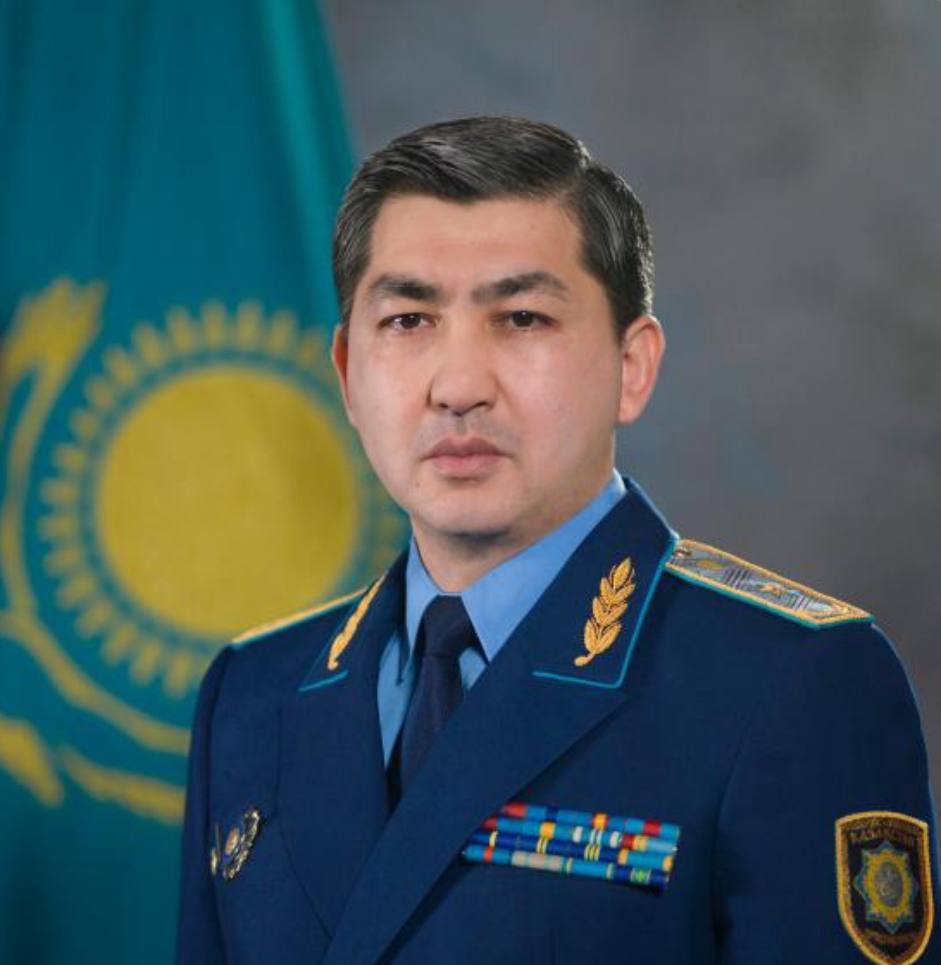 Распоряжением Главы государства УМИРАЛИЕВ Жандос Жанибекович назначен первым заместителем Генерального Прокурора Республики Казахстан он освобожден от ранее занимаемой должности Умиралиев Жандос Жанибекович родился 9 мая 1978 года в городе Шымкент Образование высшее окончил Алматинский государственный университет имени Абая Государственный советник юстиции 3 го класса Трудовую деятельность начал в 2000 году с должности помощника прокурора Сайрамского района Южно Казахстанской области С 2004 по 2005 годы занимал должности прокурора и старшего прокурора Управления прокуратуры Южно Казахстанской области С 2005 по 2010 годы заместитель начальника Управления и начальник Управления прокуратур Южно Казахстанской Актюбинской областей и Западной региональной транспортной прокуратуры С 2010 по 2011 год являлся старшим помощником Генерального Прокурора по особым поручениям секретарем Координационного Совета по обеспечению законности правопорядка и борьбы с преступностью С 2011 по 2017 годы был заместителем прокурора города Алматы В 2017 по 2018 годы заместитель руководителя Аппарата Генерального Прокурора и начальник Департамента кадрового развития Генеральной прокуратуры С 2018 по 2022 годы руководил прокуратурой Западно Казахстанской области С июня 2022 года распоряжением Президента Республики Казахстан назначен заместителем Генерального Прокурора Республики Казахстан Награжден орденом Айбын II степени медалью Ерен еңбегі үшін Женат воспитывает четверых детей Подпишись на prokadrykz