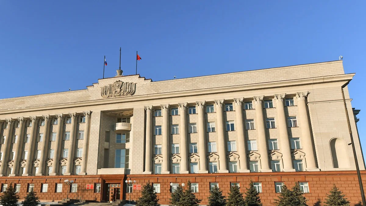 Суд объединил в одно производство несколько административных дел по искам, оспаривающим реформу местного самоуправления МСУ в Красноярском крае. Рассмотрение дела начнется 19 августа. Решение было объявлено 29 июля на заседании по рассмотрению одного из них — Веры Берзиной к губернатору Михаилу Котюкову и заксобранию региона. Как уточнили «Ъ-Сибирь» в Красноярском краевом суде, речь идет также об исках Алексея Аксютенко, Кристины Кочкиной, райсовета Сухобузимского района, а также 20 жителей региона. Они требуют признать недействующим закон «О территориальной организации местного самоуправления в Красноярском крае». Александр Манзюк, Коммерсантъ Подписывайтесь на «Ъ-Сибирь»