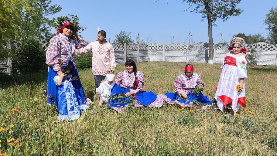 В Вольном в Троицу провели «Праздник русской березки» Жители села Вольное отпраздновали Троицу в рамках фольклорного мероприятия «Праздник русской березки», которое объединило детей и взрослых в атмосфере единства и народных традиций, сообщили в администрации Нижнесерогозского округа. «Такие мероприятия способствуют укреплению связи между поколениями и формируют у детей любовь к родной земле и ее обычаям», — отметили организаторы. Фото: пресс-служба администрации Нижнесерогозского округа Читать полностью