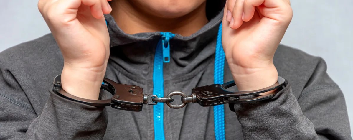 В Иркутской области 11 классника заподозрили в подготовке теракта в Московской области На него завели сразу два уголовных дела о госизмене и приготовлении к теракту В апреле 2025 года парня отправили в СИЗО по обвинению в участии в террористической организации Летом добавили дело об оправдании терроризма а в сентябре о призывах к нему склонении других и финансировании Тогда же появилось обвинение в подготовке теракта именно в Подмосковье В ноябре возбудили дело о госизмене за финансовую помощь иностранной организации против России В декабре все дела объединили в одно По данным следствия подросток нарушил подписку о невыезде и пытался скрыться от следователей Подпишитесь на канал