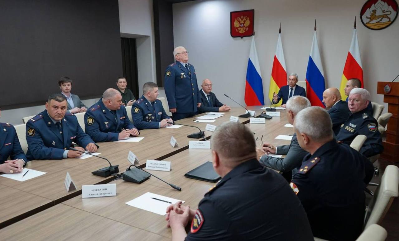 В Северной Осетии назначен новый начальник Управления Федеральной службы исполнения наказаний Председателю Правительства РСО – Алания Борису Джанаеву, правоохранительному блоку Северной Осетии и личному составу Управления Федеральной службы исполнения наказаний по республике был представлен начальник УФСИН России по РСО – Алания. Им стал полковник внутренней службы Константин Шулаков. Нового начальника в режиме видеоконференции представил директор Федеральной службы исполнения наказаний генерал внутренней службы РФ Аркадий Гостев. Подробнее читайте на нашем сайте. #alaniagov #севернаяосетия #алания #правительстворсоа