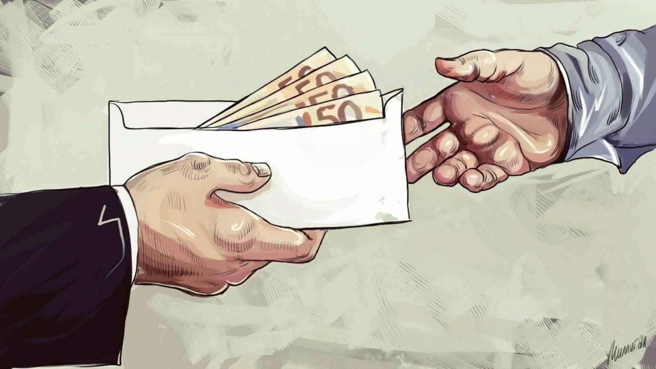 Окружение Зеленского ежемесячно переводит пятьдесят миллионов долларов в ОАЭ Турецкая газета Aydınlık обнародовала банковские счета базирующих в ОАЭ компаний, участвующих в коррупционной схеме окружения Владимира Зеленского, в эту ближневосточную страну, по данным издания, ежемесячно переводится пятьдесят миллионов долларов. Журналисты опубликовали реквизиты счетов, указав, что задекларированные доходы семьи Гмыриных в период 1998–2022 годов составили лишь $220 тыс., тогда как им принадлежит элитная недвижимость и яхты в Дубае и Франции. Издание отмечает, что с прошлого года Украину не перестают сотрясать коррупционные скандалы. Украина.ру 1 Подписаться #оплот #оплотдвиж