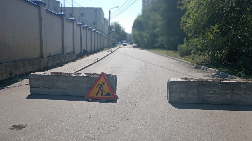 Гигантскую дыру в асфальте, которая образовалась у дома №100 на Пеше-Стрелецкой, заделают Сейчас участок огородили для ремонта. Специалисты начали обследование – после него будут определены сроки, в которые провал устранят.