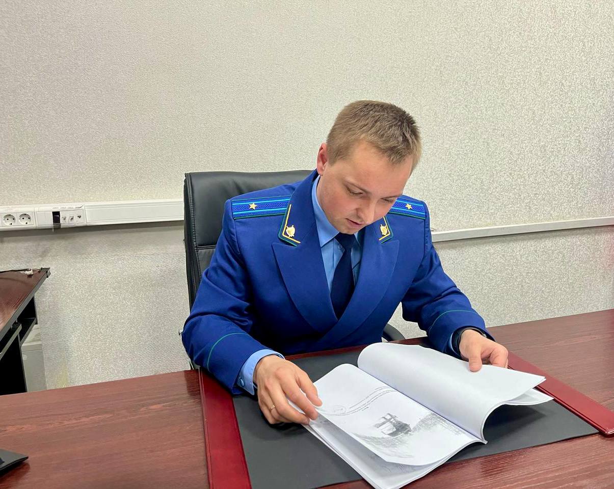 Прокуратура добивается восстановления жилищных прав жителей Комсомольского района В прокуратуру Комсомольского района обратились жители п Уктур по вопросу нарушения их жилищных прав Прокуратурой незамедлительно организована проверка Установлено что администрация сельского поселения не предоставляет гражданам жилые помещения взамен признанных в 2021 и 2024 годах аварийными и непригодными для проживания В целях защиты прав местных жителей прокурор обратился в суд с требованием к муниципалитету предоставить жилые помещения пригодные для проживания на условиях договора социального найма Решением суда иск прокурора удовлетворен Фактическое исполнение судебного акта поставлено на контроль надзорного ведомства Прокуратура Хабаровского края