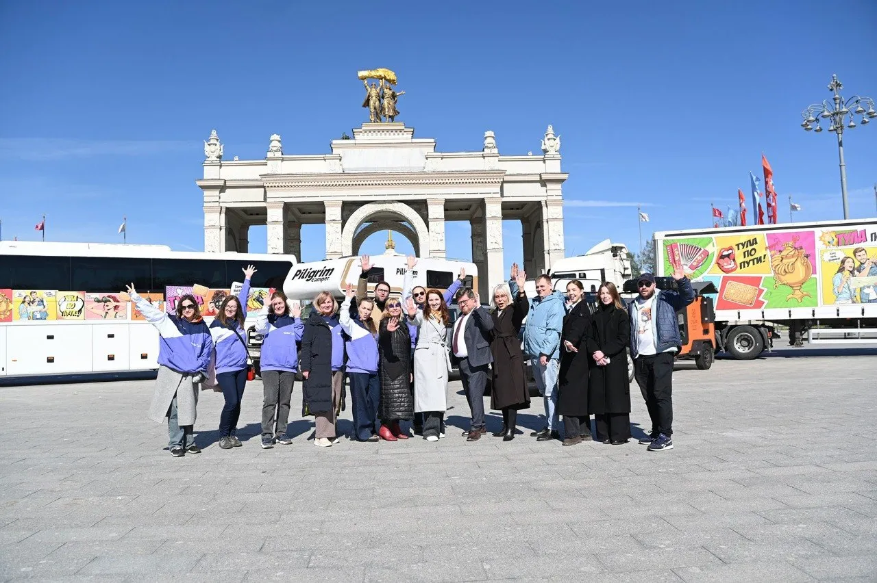 Поехали на ВДНХ дан старт автопробегу по Тульской области Путешествие по нашему региону часть проекта сервиса путешествий Туту Медиаразведка В автопробеге принимают участие блогеры и представители федеральных СМИ Поездка продлится 3 дня с 22 по 24 апреля Участники преодолеют 850 км по Тульской области и познакомятся с ее культурным и историческим наследием В маршруте автопробега исторический центр Тулы Тульский кремль и Музейный квартал музей заповедник Куликово поле кластер Октава и Музей станка производство пивоваренного завода Балтика производство Тульского винокуренного завода 1911 Не обойдется и без знакомства с блюдами по мотивам рецептов Софьи Толстой и участия в кулинарном мастер классе 24 апреля участники приедут в кластер Октава на выставку прицепов и автодомов российского производства и посетят деловую программу форума об автотуризме Организация таких автопробегов соответствует целям нацпроекта Туризм и гостеприимство   Подписывайтесь на наш канал в MAX