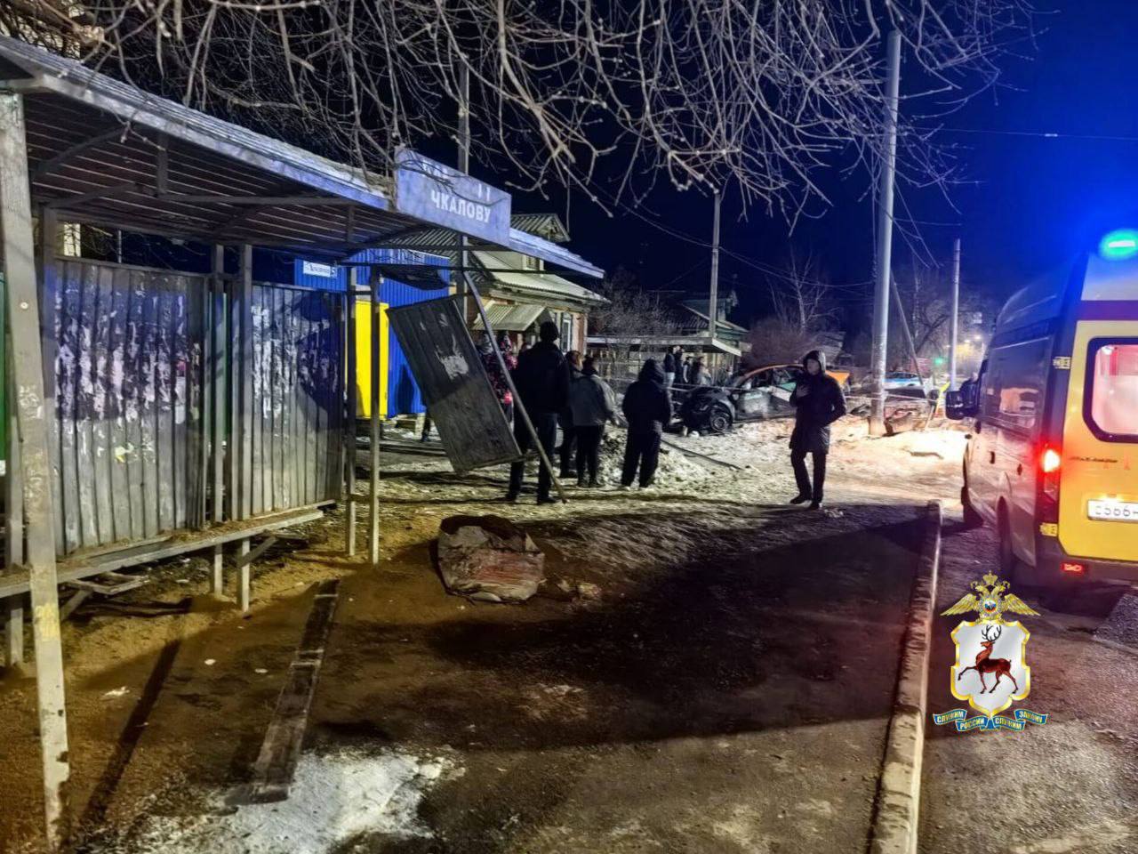 18-летний парень, влетевший в остановку в Сормове, получил 5 лет колонии-поселения. В ДТП погибли две женщины.  Авария произошла 27 февраля, когда нижегородец с друзьями взял каршеринг, чтобы покататься по городу. На улице Землячки машина, разогнавшаяся до 130 км/ч, вылетела на тротуар и снесла автобусную остановку с людьми. Тогда на месте погибли две нижегородки 56 и 66 лет. Четыре пассажира каршеринга от 16 до 18 лет получили травмы. Сам водитель отделался ссадиной.  Сегодня Сормовский райсуд приговорил парня к колонии и лишил прав на 2 года 10 месяцев.  Подпишись   Предложи новость