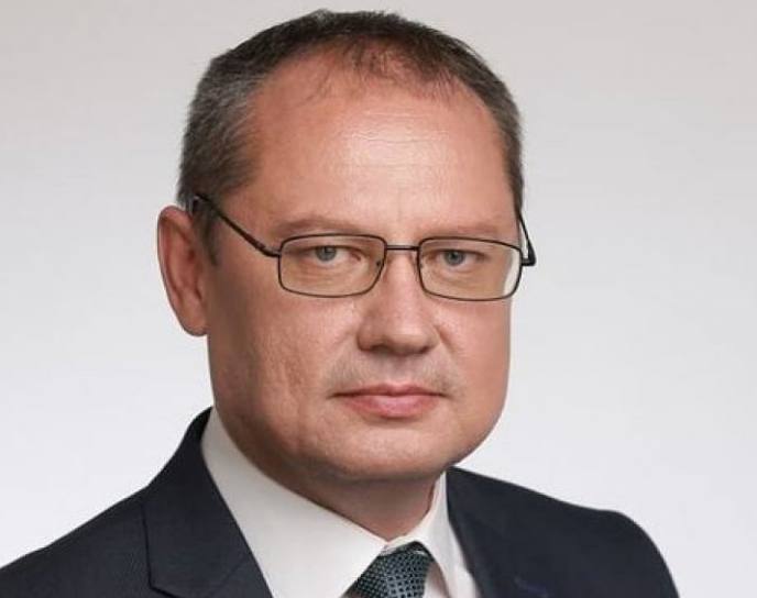 Бывшего главу Бийска Александра Студеникина признали виновным в халатности при расселении аварийного жилья Как рассказали в объединённой пресс службе судов Алтайского края с 2017 по 2022 год чиновник не предпринимал должных мер по переселению людей из домов на улице Спекова Это происходило несмотря на многочисленные жалобы жильцов и результаты экспертиз подтвердивших нарушения строительных и санитарных норм Лишь в 2021 году в программу включили 70 непригодных для проживания квартир Кроме того следствие доказало халатное отношение главы к расселению аварийных домов на улицах Коммунистическая и Мухачева а также в переулках Байкальский и Тихий Свою вину экс градоначальник не признал Суд назначил ему наказание в виде 10 месяцев исправительных работ с удержанием 10 заработка в доход государства и запретом занимать должности в органах местного самоуправления на два года Однако в связи с истечением срока давности Александра Студеникина освободили от назначенного наказания Приговор в законную силу пока не вступил