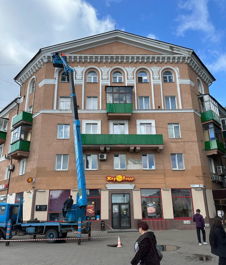 Балконы на фасаде жилого дома на площади Перекальского перекрасят, - об этом сообщили в Министерстве ЖКХ и ТЭК Курской области, отреагировав на главную новость ЦФО на уходящей наделе. В ведомстве пояснили, что подрядчик выполнял работы по аналогии с теми, которые проходили несколько лет назад. Тогда изначально зелёные облицовочные листы уже на балконах были перекрашены в цвет фасада. А теперь барабанная дробь: именно так подрядчик поступает сейчас, прикрутил зеленые листы, а дальше будет перекрашивать. Вот она - верность традициям!