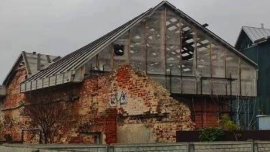 Изъятый у режиссера Бекмамбетова особняк в Казани выставят на аукционе Частный дом в Казани который суд в 2025 году изъял у режиссера Тимура Бекмамбетова выставят на аукцион Дом Багаутдиновой Апанаевой был возведен в 1873 году в дальнейшем признан объектом культурного наследия В доме 5 комнат общая площадь 204 2 кв метра Стартовая цена 9 323 465 7 рубля шаг аукциона заявлен в 5 Покупатель должен будет провести работы для сохранения объекта их стоимость оценивают в 91 777 810 рублей Заявки принимают до 27 февраля аукцион проведут 3 марта Летом прошлого года Вахитовский районный суд Казани изъял дом у режиссера Прокуратура организовала проверку по вопросу сохранения культурного объекта На 14 мая 2025 года здание не использовали оно находилось в законсервированном состоянии работы по реставрации не проводились Суд принял решение об изъятии здания KazanFirst   в бот