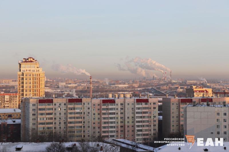 Челябинские предприятия не спешат утверждать планы по снижению выбросов Такую информацию опубликовал Росприроднадзор Челябинск назвали в числе городов участников федерального проекта Чистый воздух где наименее активно утверждаются планы мероприятий по достижению квот выбросов Проект реализуют в 12 городах России К 31 декабря 2026 года предприятия должны снизить выбросы и достичь установленных квот В эксперименте участвуют 210 промышленных объектов На сегодняшний день 65 предприятий утвердили планы мероприятий по достижению квот Практика показывает что часть предприятий формально подходит к разработке планов и представлению подтверждающих документов Наименее активно планы утверждаются в Братске Челябинске и Чите где их доля составляет менее 50 от общего количества квотируемых объектов отметили в Росприроднадзоре Подписаться на канал ЕАН Челябинск