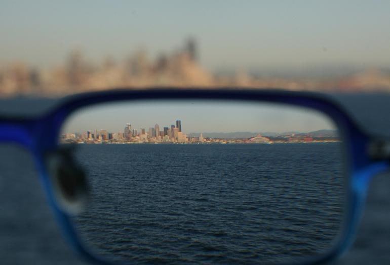 Ученые близорукость эпидемия XXI века По данным исследователей сейчас от близорукости страдает более трети населения мира в 2000 году цифра была в 1 5 раза ниже К ухудшению зрения приводит не длительное пользование смартфоном а напряжение глаз в условиях низкой освещённости Глаза человека устроены так что исторически людям приходилось смотреть на то что вдали Рассматривать предметы вблизи не было типичным занятием для человека Когда люди фокусируют глаз на близких предметах в помещениях то зрачок сокращается при этом освещение в помещениях даже при дневном свете слабее чем на улице В связи с этим до сетчатки не доходит необходимое для нормально работы количество света Близорукость можно предотвратить при помощи мультифокальных или снижающих контрастность линз а также капель с атропином Также рекомендовано больше времени на улице глядя вдаль наука общество мир