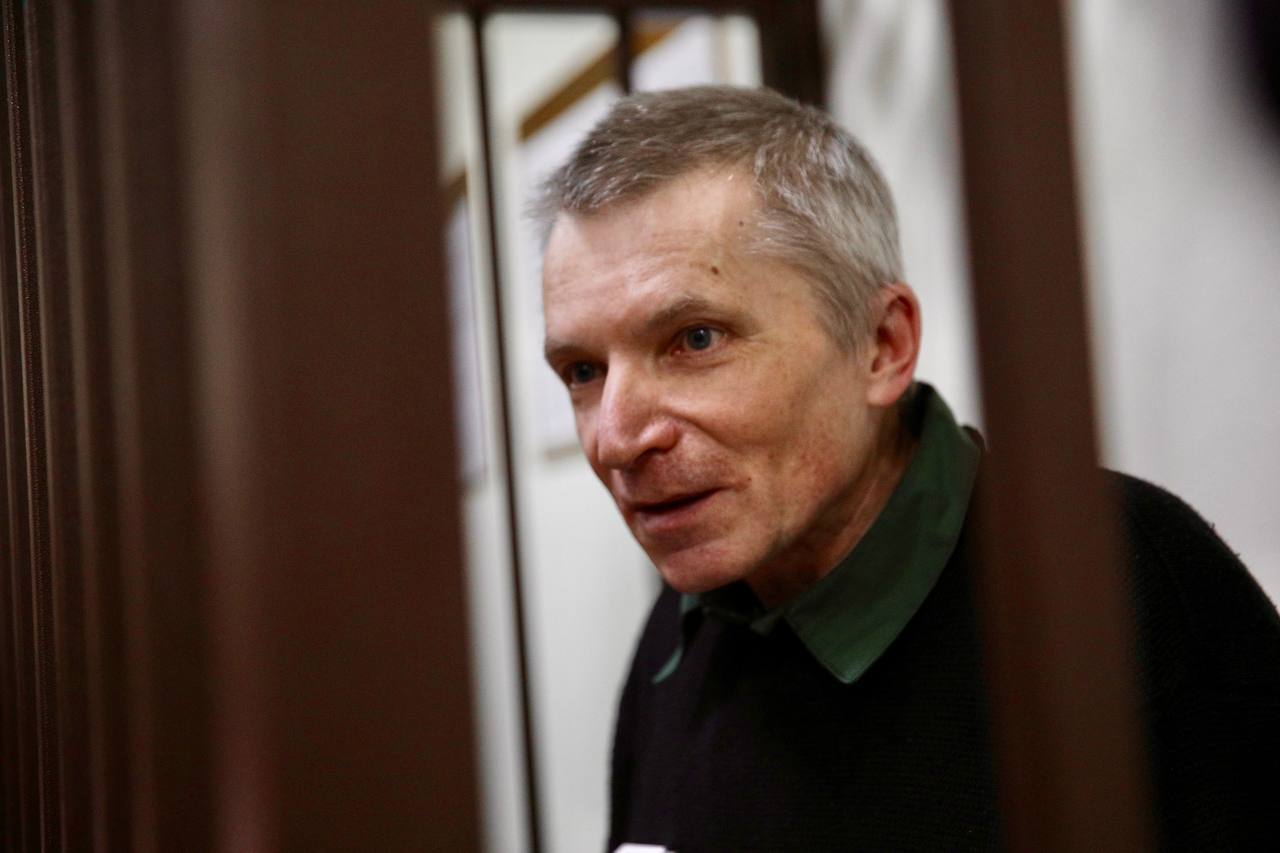 Алексей Горинов мог получить воспаление легких во время очередного этапа. У него уже нет части легкого В своем письме бывший столичный мундеп рассказал, что его этапировали из Владимира в СИЗО Новосибирска. В дороге у него резко ухудшилось самочувствие и появилось подозрение на воспаление легких. «Конечно, это не туристическая поездка и условия передвижения пыточные. Этим можно заниматься долго. Ведь у нас такая большая страна!», — написал Горинов. В группе поддержки политика отметили, что у него уже отсутствует часть легкого и воспаление он может не перенести. Авторы послания призвали сотрудников ФСИН, ответственных за этап Горинова, к милосердию и гуманизму. «В самых тяжелых ситуациях у политзаключенных остается одна надежда — общественное внимание и поддержка», — говорится в сообщении. В ноябре суд приговорил Алексея Горинова к трем годам колонии по статье об «оправдании терроризма». По совокупности с предыдущим приговором о военных «фейках» ему назначили пять лет колонии, но уже строгого режима. Поводом стали разговоры с соседями по больничной палате об атаках на Крымский мост и действиях «Азова». Фото: группа поддержки Горинова / Telegram Подписаться на «Новую-Европа»